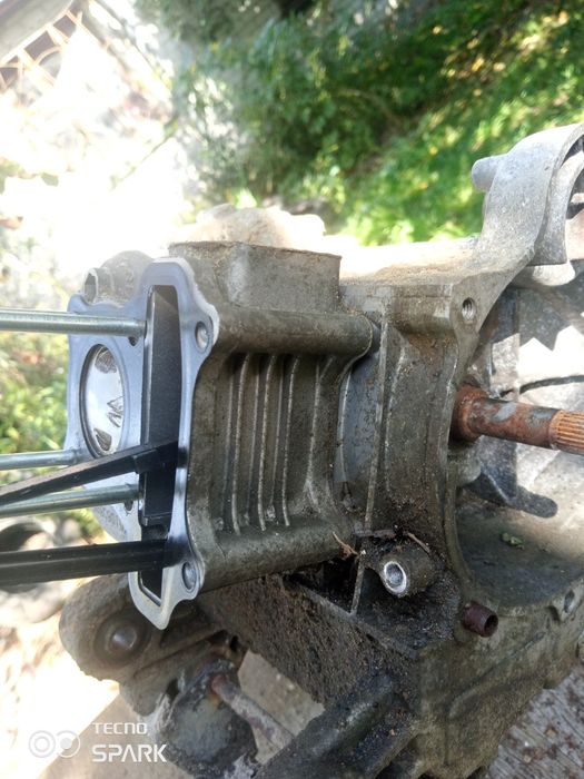 Скутер цилиндр с поршнем.