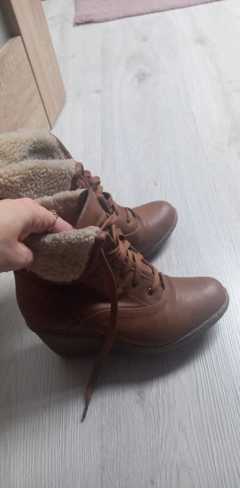 Botki zimowe na koturnie 36