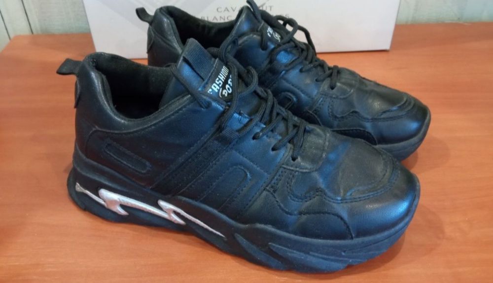 Продам женские оригнальные кроссовки Fashion.