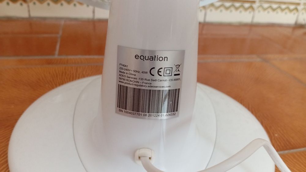 Vendo dois ventiladores ( ventoinha) 40cm abajur e  espremedor de laranjas.