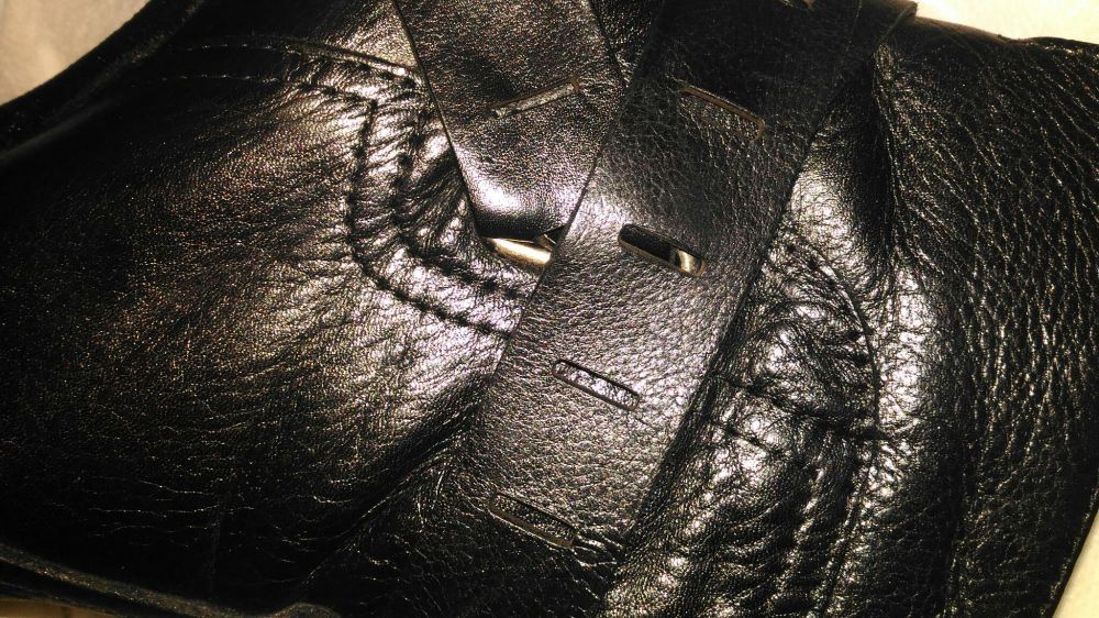 Botins pretos em pele, marca Entrepés, Tam 36.