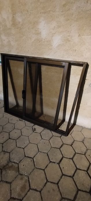 Vendo janelas em alumínio castanho