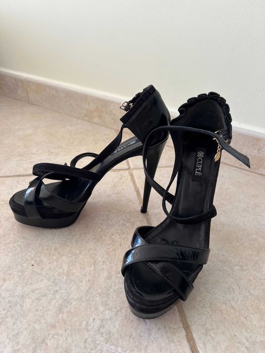 Sandália com salto alto e sola vermelha. Cuple. Pele natural. T. 38