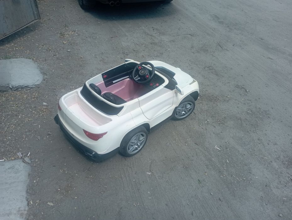 Продам електромобіль дитячий