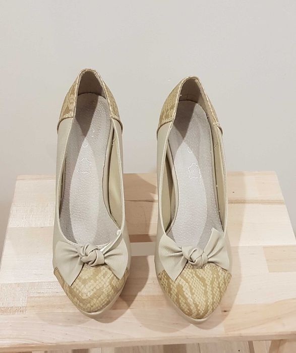 Buty na obcasie kremowe 40
