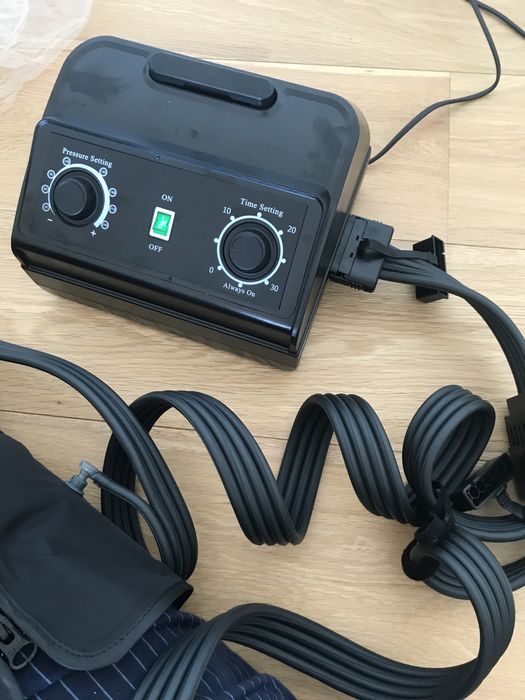 Máquina de pressoterapia nova na caixa.