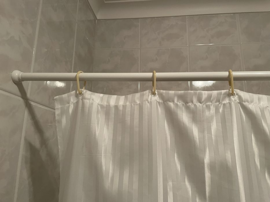 Cortina de duche branca, aspeto tecido + varão