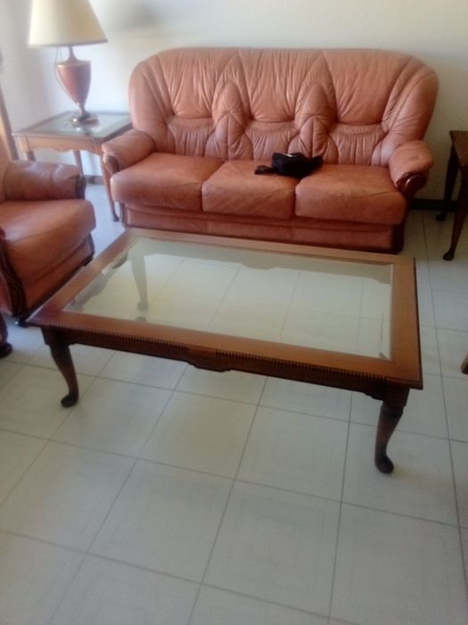 Conjunto de Sofás em pel com mesas e candeeiros