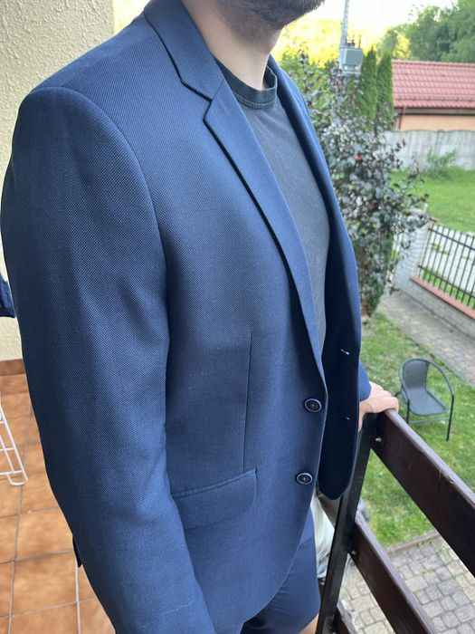 Granatowy garnitur męski