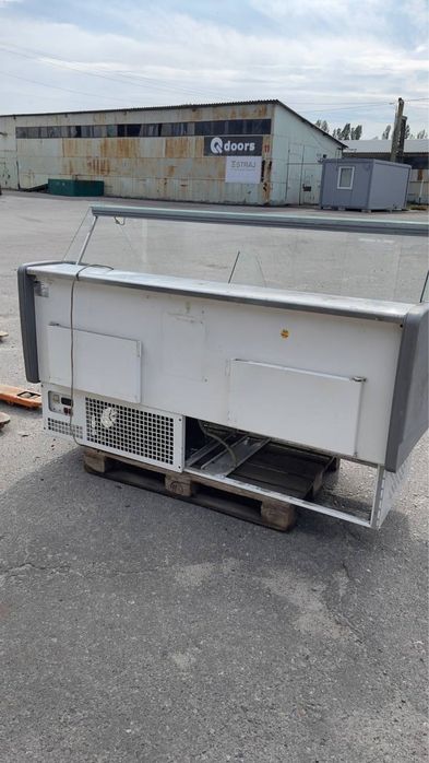 Холодильна вітрина 2м. бу