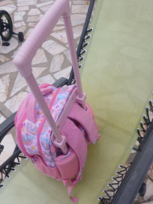 Mala de crianca (menina) com rodas, muito bem estimada.