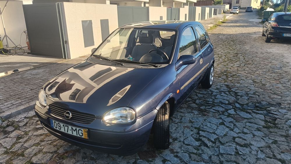 Opel corsa azul comercial