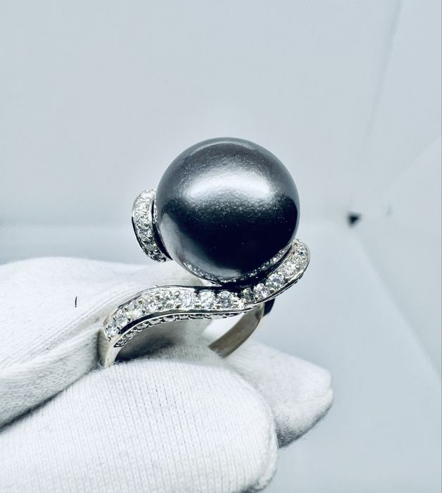 Золота каблучка з натуральними діамантами та чорною перлиною.