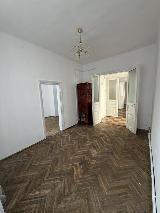 Продаж окремого будинку в центрі міста з можливістю добудови, 3 кімнати, горище, підвал, власний двір