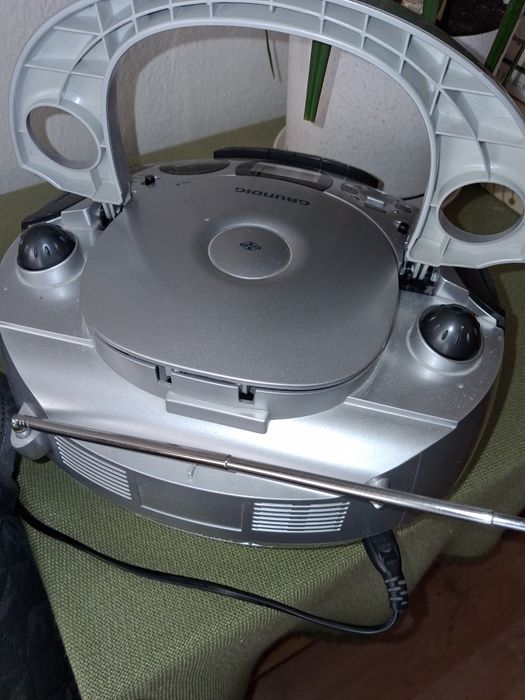 Mały magnetofon z radiem