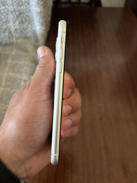 Vendo tela e carcaça original de iphone 11 tudo fincionando !!