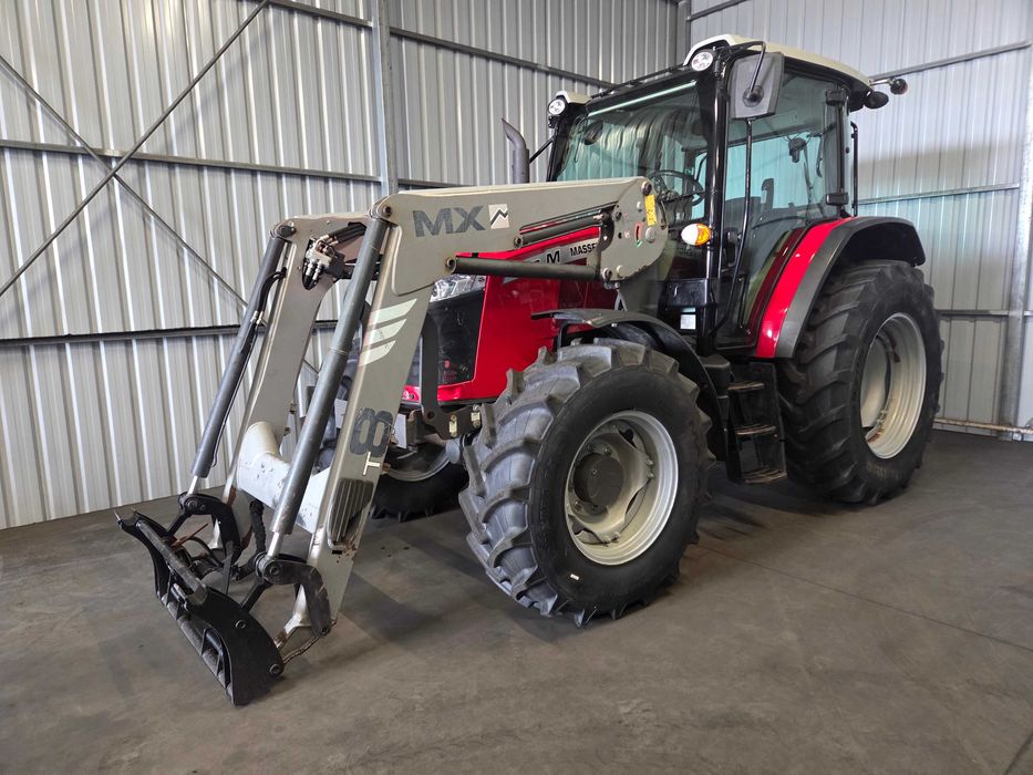 Massey Ferguson 5710M z turem New Holland Case Claas