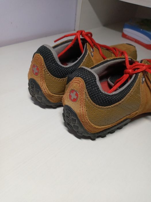 Продам жіночі кросівки 38р.