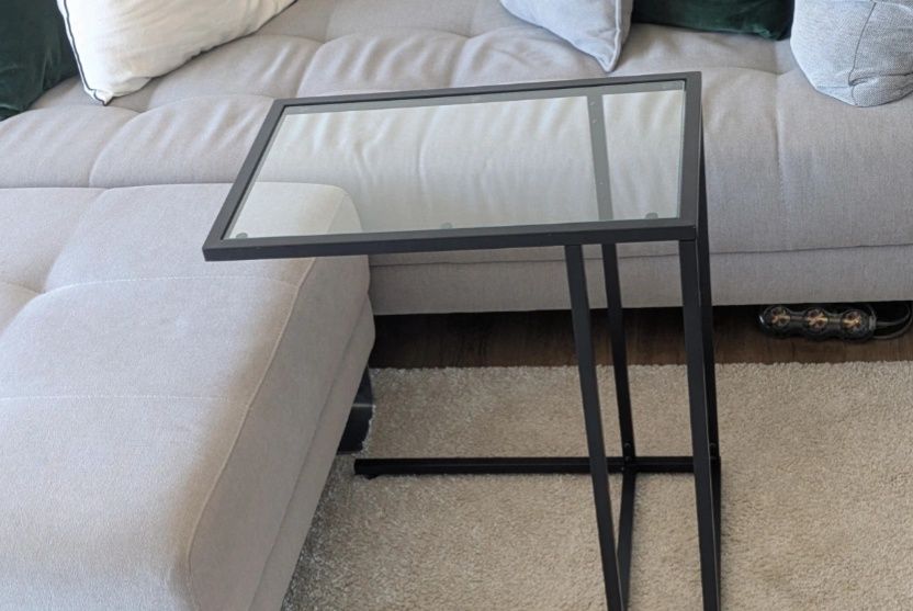 Mesa de apoio em ferro preto e vidro.

Medidas nas fotos