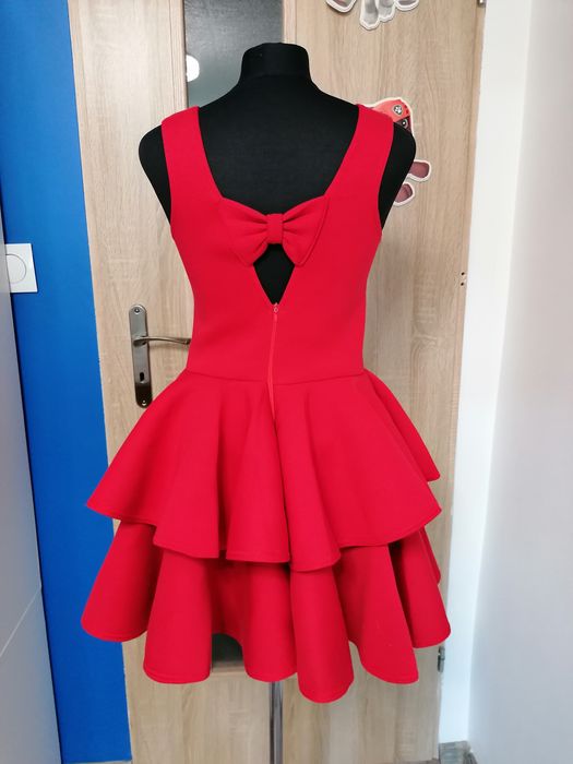 Piankowa sukienka czerwona z kokardą na plecach