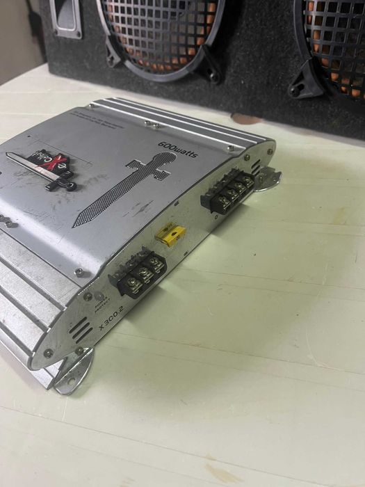 Subwoofer + Amplificador Excalibur de 600W.