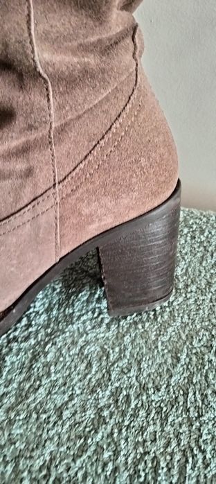 Botas de cano alto em bom estado