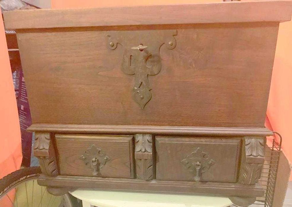 Arca  em madeira restaurada e muito util