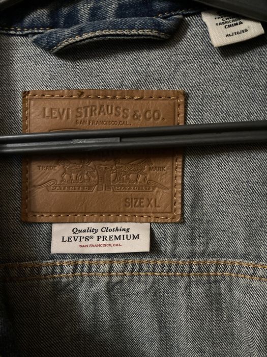 Levis нова куртка