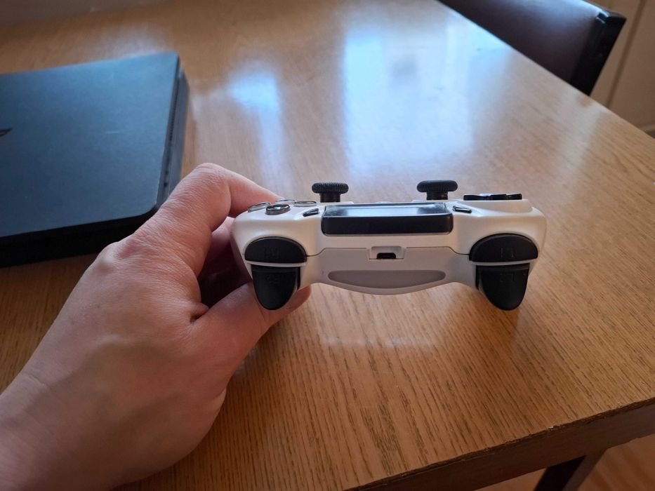 Konsola PS4 + Pad + FIFA20