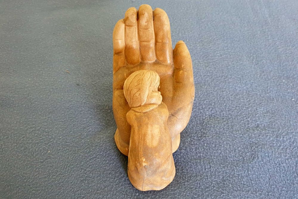 Figurka dekoracyjna - ręka matki i dziecko