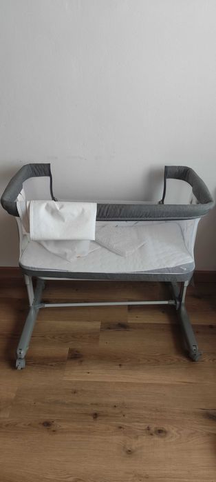 Berço com 3 funções diferentes: berço para cama, berço de balanço e berço de bebé. Com o berço ofereço 1x capa  protetora e 2x lençóis.