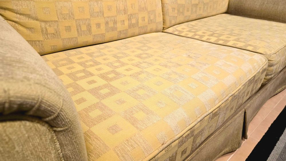 Sofá amarelo 2 lugares