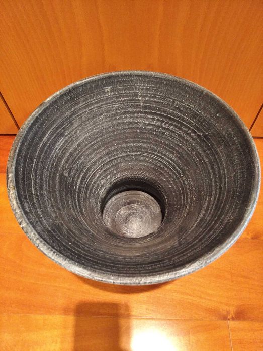 Taça / vaso / floreira em grés cinza escuro