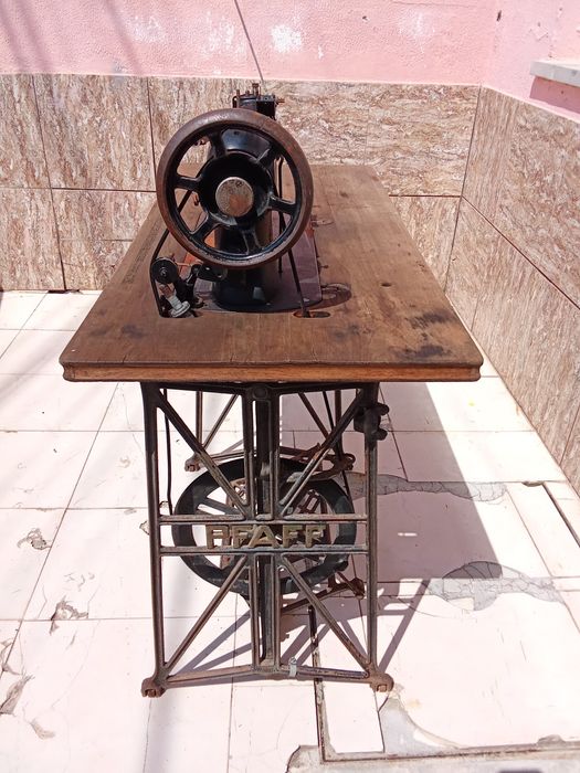 Máquina de costura pfaff antiga
