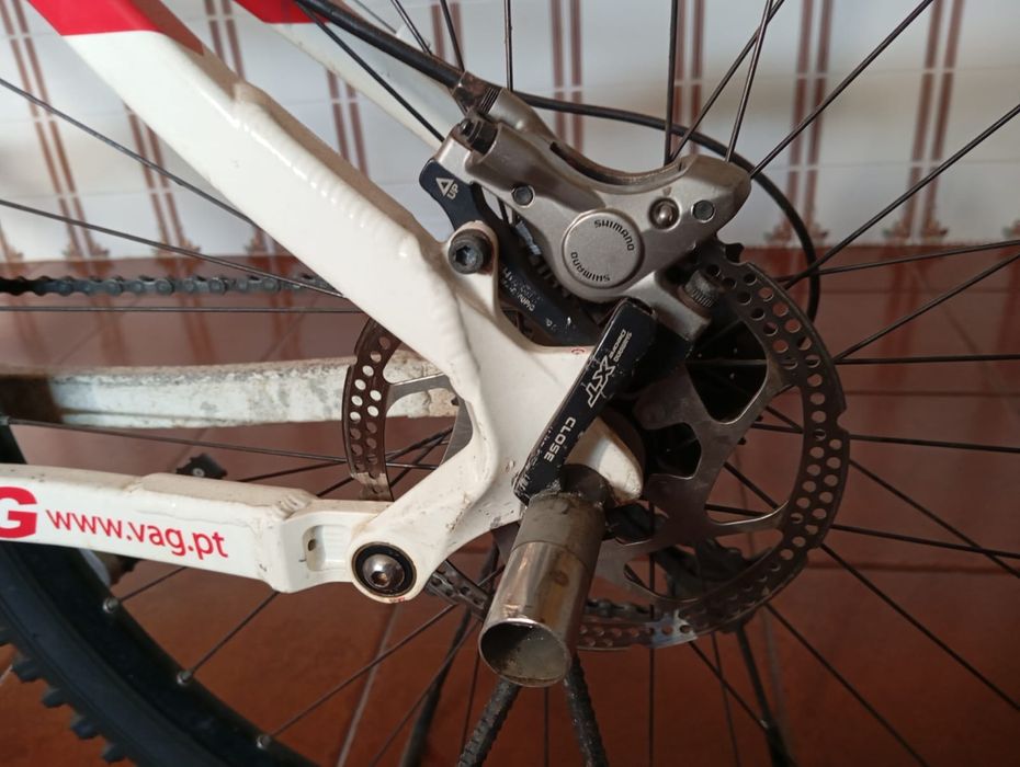 Bicicleta BTT suspensão total