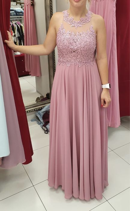 Długa różowa suknia