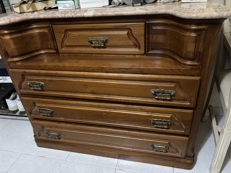 Cómoda e 2 mesinhas de cabeceira em madeira maciça e tampo em pedra mármore