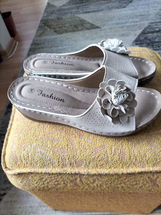 Nowe damskie klapki