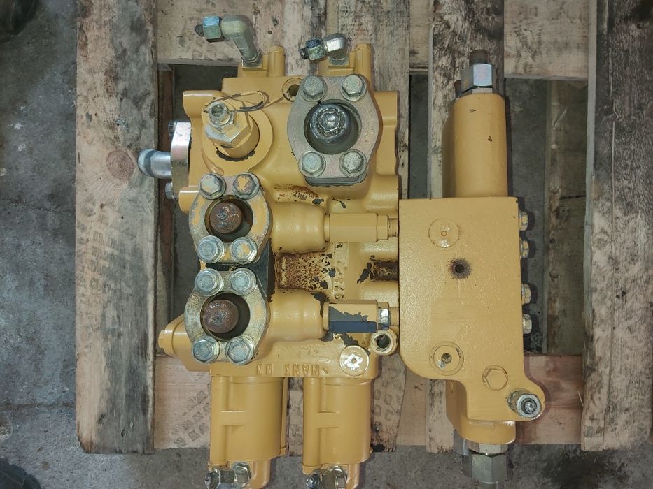 Rozdzielacz hydrauliczny ładowarka Cat 962 - części