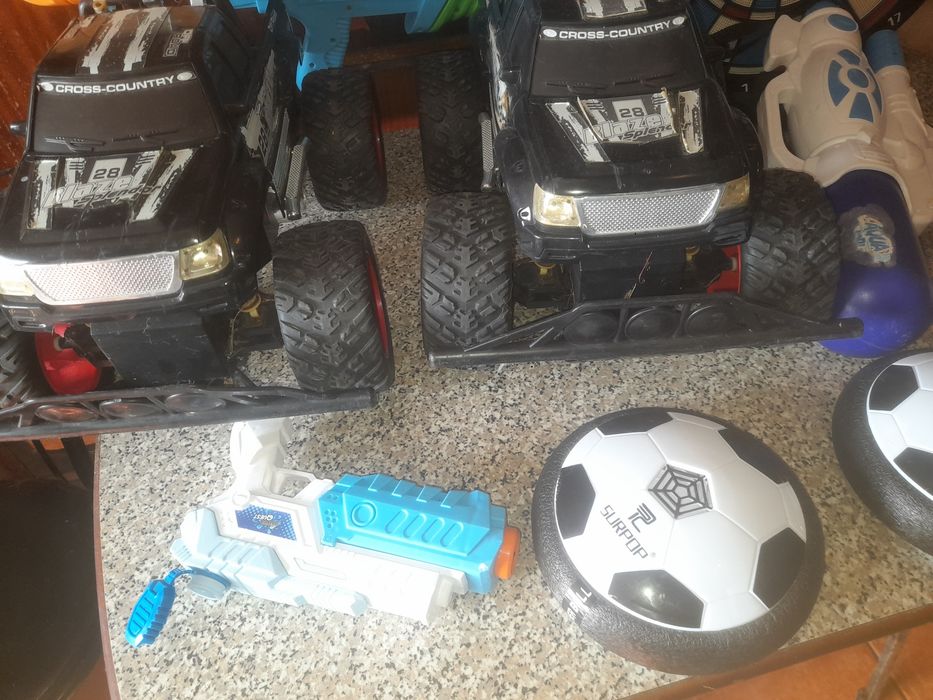 Conjunto de Brinquedos Diversos de Criança
Criança 

- 2 Hover Balls
-