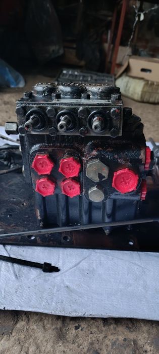 Продам комплектом гідророзподільник