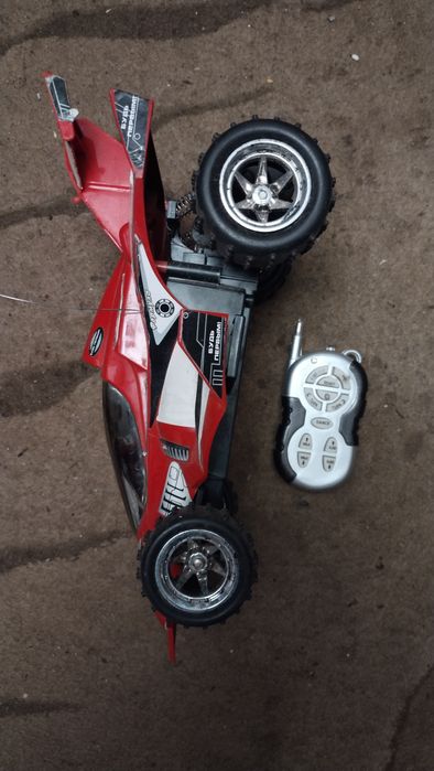 Дитяча машина на радіоуправлінні.