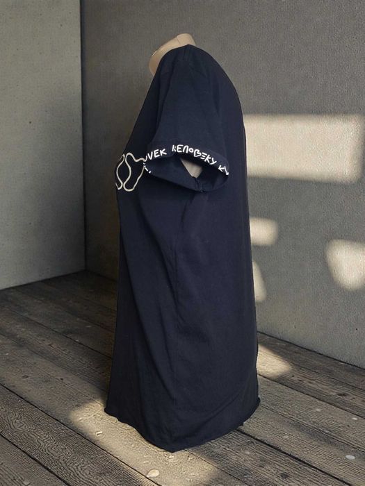 Чорна жіноча футболка "Человек человеку КУ" — Oversize Style