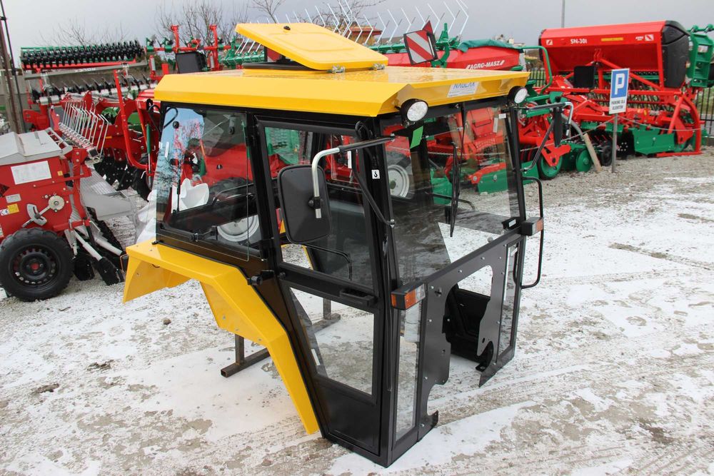 Kabina ursus C 330  C-330 z błotnikami Naglak wersja Elegant żółta