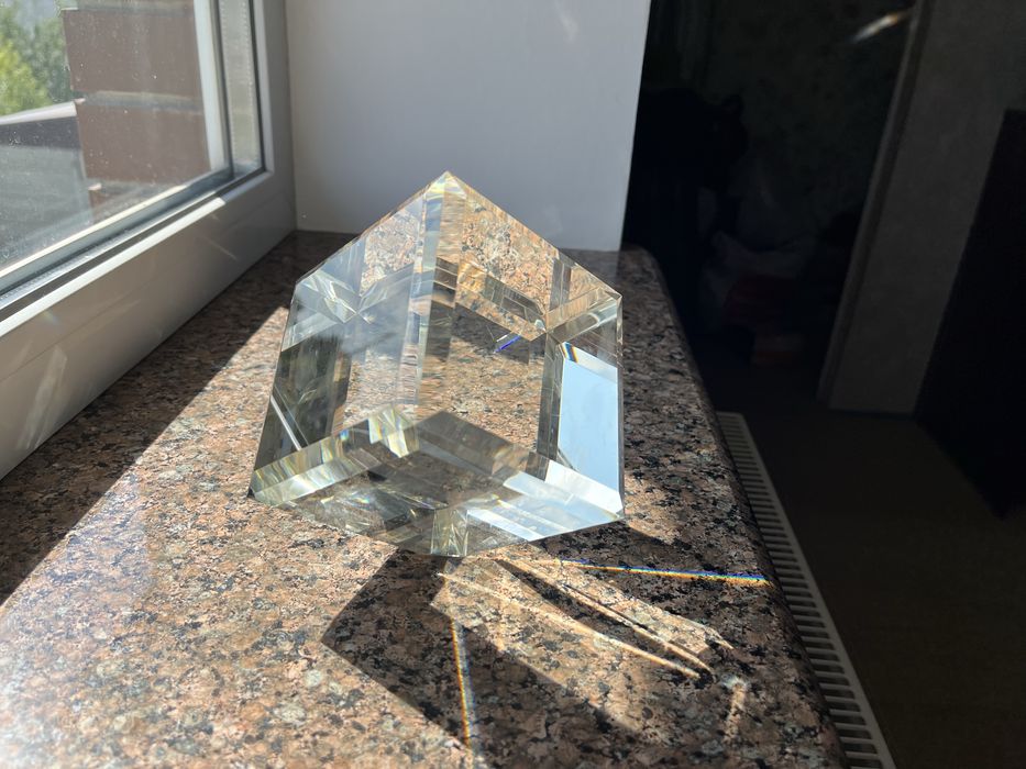 Стеклянный куб призма