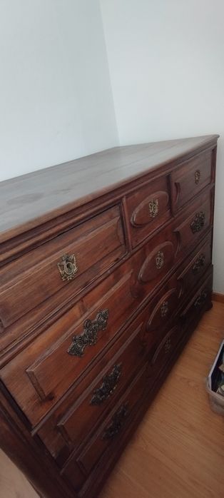 Cómoda bastante antiga