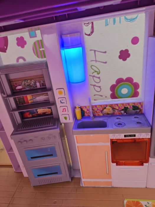 Domek Barbie ze zjeżdżalnią i basenem.