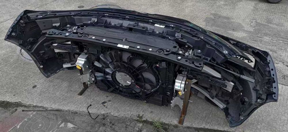 Передня частина BMW 7 Series G70