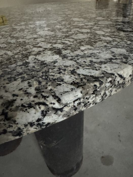 Mesa com tampo em granito