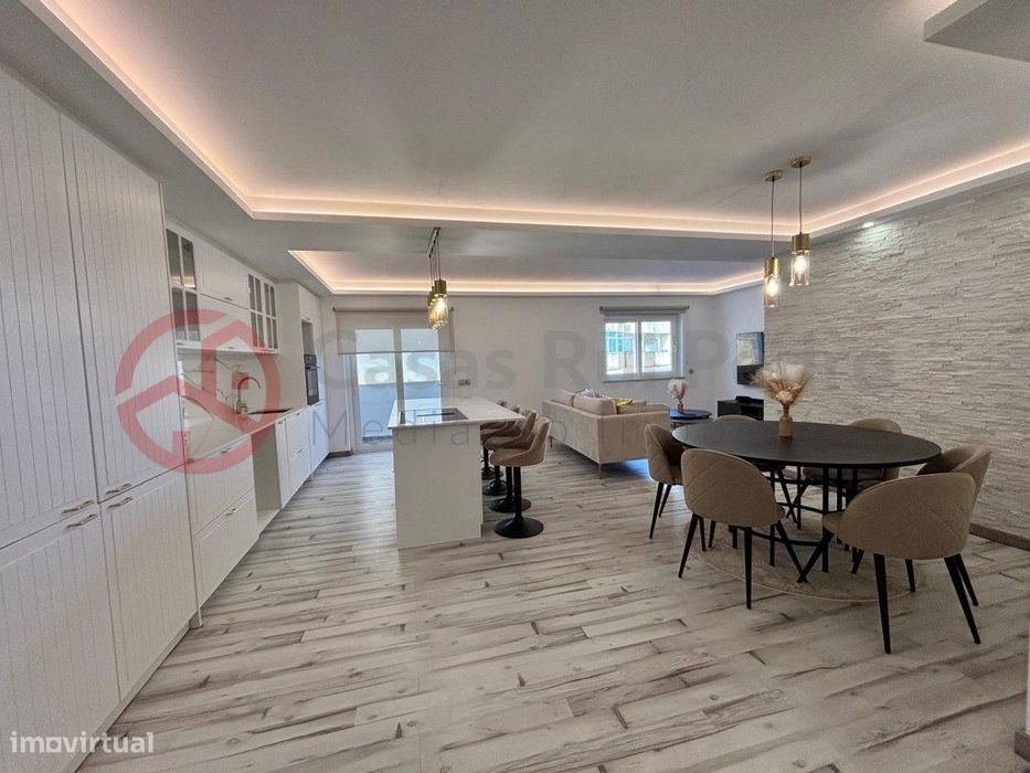 Apartamento T3 remodelado, com varandas, em Quelfes, Olhão